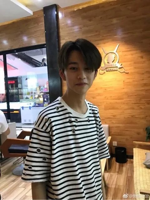 “我只会吹头”小哥火速走红，理发店小哥的正确打开方式应该是什么样子？