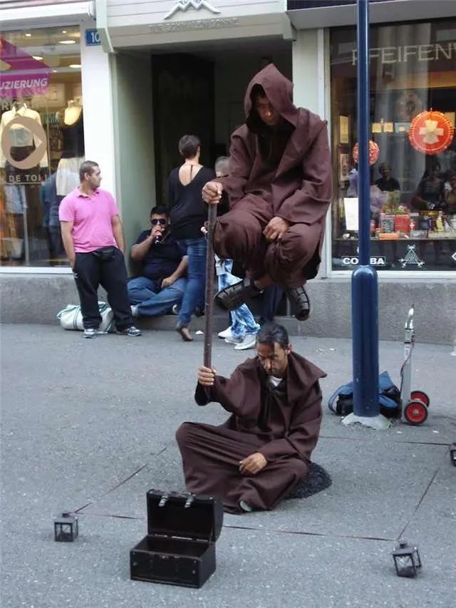 人体漂浮魔术是怎样做到的？