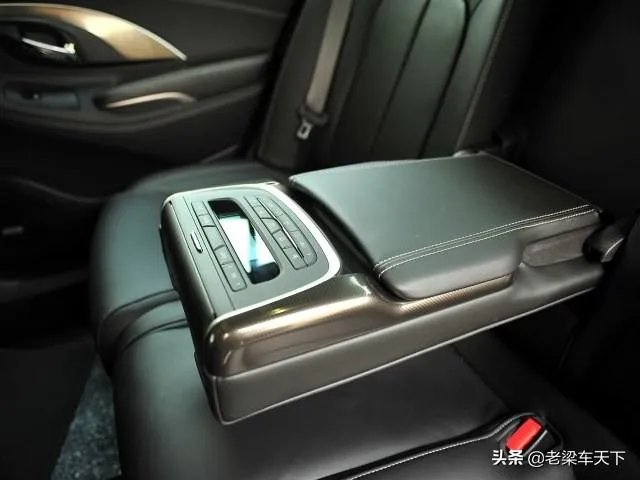 2013款的别克君越内饰,你认为放到如今属于什么档次?