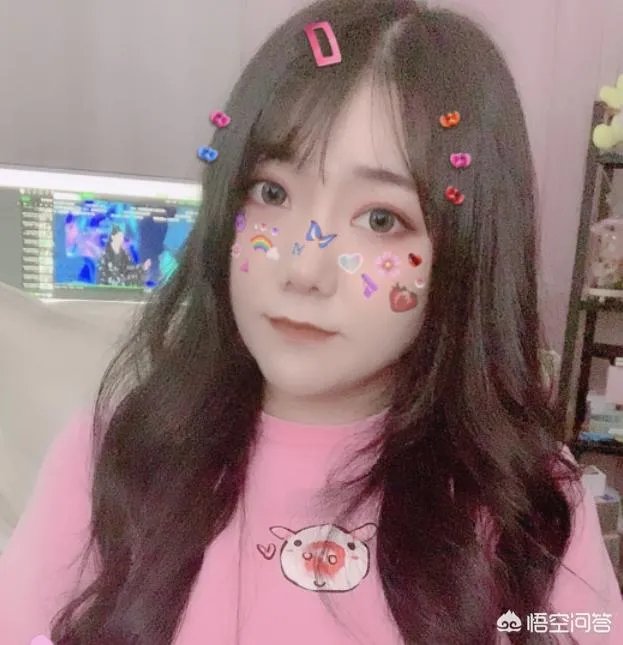 小团团露脸直播，两年前和两年后，对比照片不像同一个人，你有何看法？