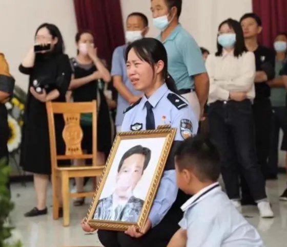 派出所副所长遭嫌犯拒捕牺牲，危急关头推开战友！是什么让其奋不顾身？