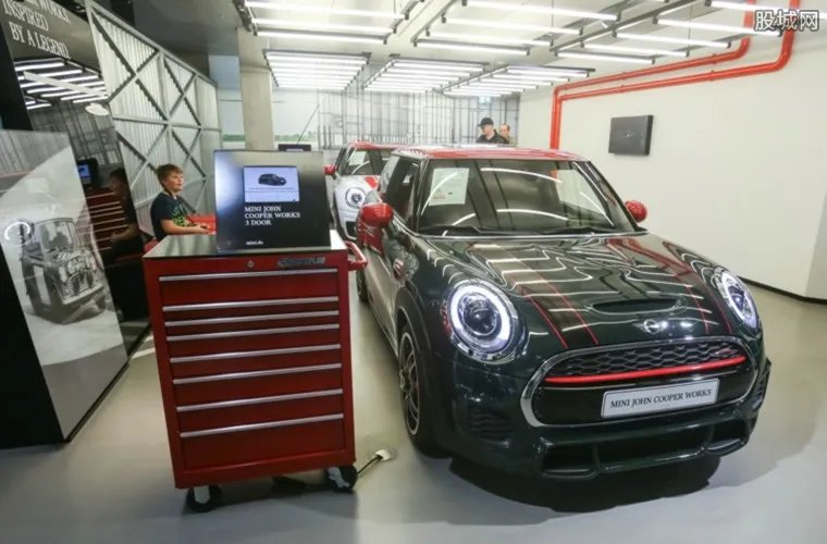 三轮撞宝马拒赔 宝马女车主索赔维修费1万3反遭拒绝