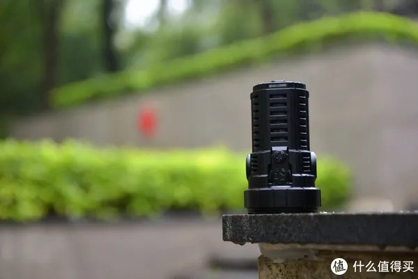 穿盔甲，入疆场，所向披靡。脱战袍，还本色，玉树临风。