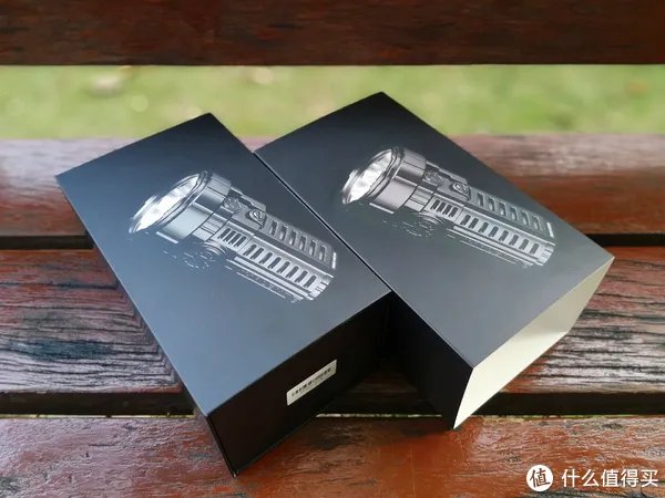 穿盔甲，入疆场，所向披靡。脱战袍，还本色，玉树临风。