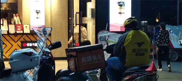 外卖小哥爬泰山送外卖跑腿费500元 泰山送外卖看这一点