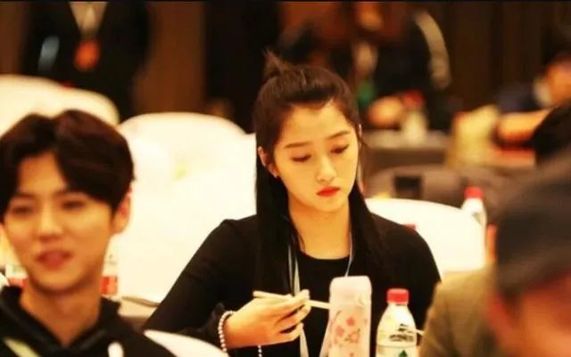 鹿晗关晓彤公布恋情后首次同框，他们的表现如何？