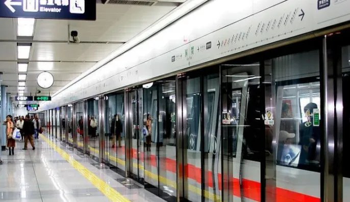 男子乘地铁时胳膊被门夹了七站路？