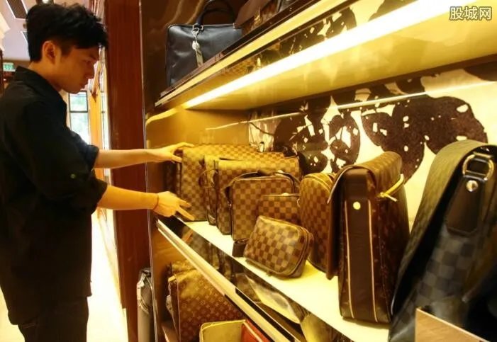 拿LV装鱼赞防水 lv这款包包大概多少钱