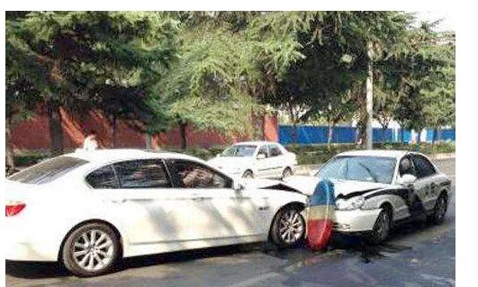 宝马为什么追尾出警警车？
