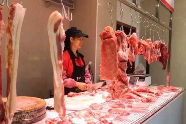 8月猪肉价格同比下降44.9%，是什么原因导致的？