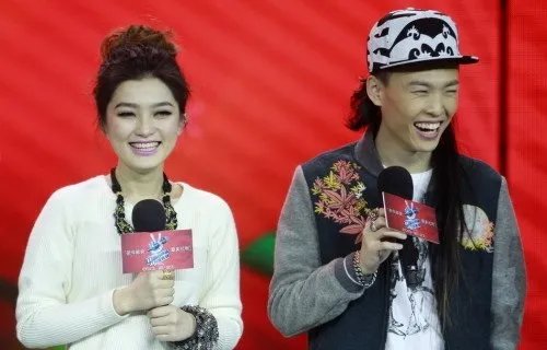 丁丁和张玮后场接吻照曝光 众人猜疑他们恋爱了吗