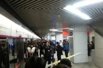男子乘地铁时胳膊被门夹了七站路？