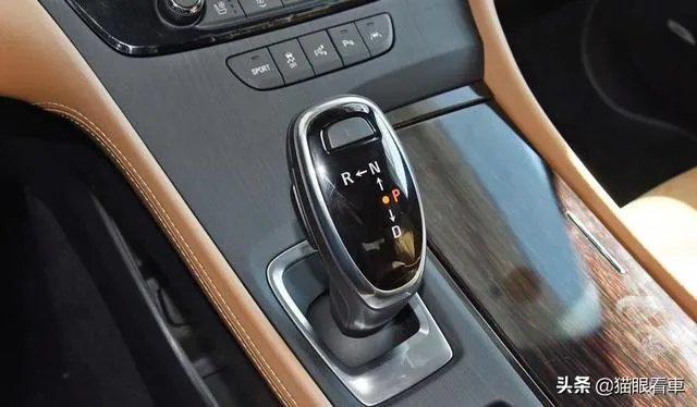 2013款的别克君越内饰,你认为放到如今属于什么档次?