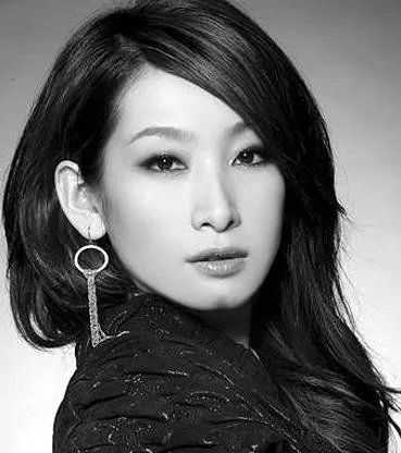 秦海璐整容前后照片对比:大方承认自己整过容