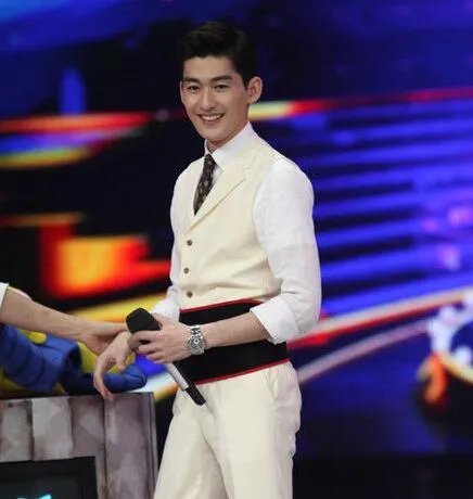 张翰和杨幂在快乐大本营齐秀大长腿 蒋劲夫睡衣出场爆笑连连