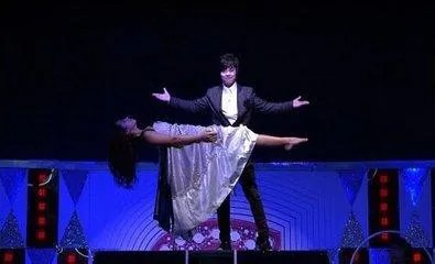 人体漂浮魔术是怎样做到的？