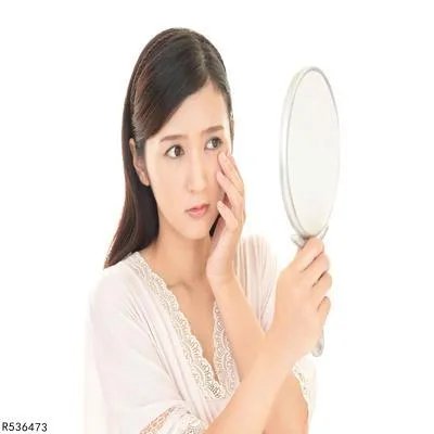 脸上长了很多小疙瘩怎么回事