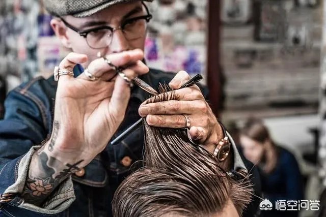 “我只会吹头”小哥火速走红，理发店小哥的正确打开方式应该是什么样子？