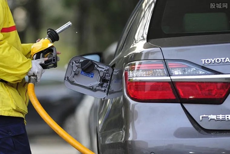 成品油价最大降幅 每吨下调幅度预计在440元左右