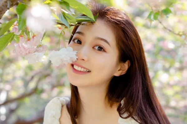 嘉兴女孩庆祝大会致献词，这位女孩有着怎样的背景？