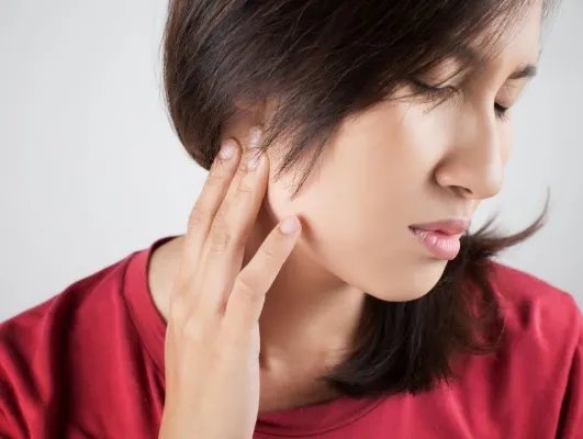 如何快速消除脖子上的吻痕