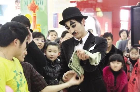 人体漂浮魔术是怎样做到的？