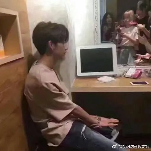 “我只会吹头”小哥火速走红，理发店小哥的正确打开方式应该是什么样子？