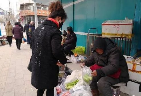 老人卖菜为儿还债