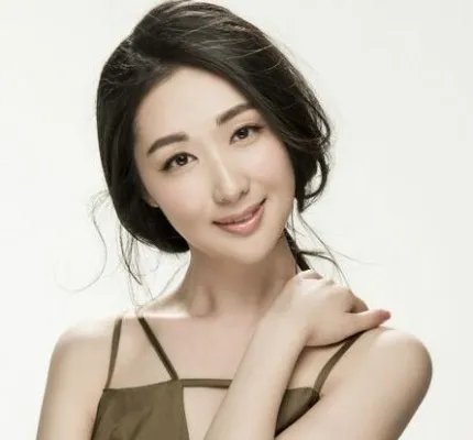 刘亦菲表妹涂黎曼吻戏曝光  时尚写真露香肩秀锁骨