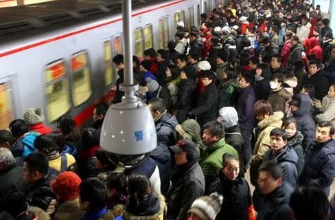 地铁突发追尾时该怎么逃生？