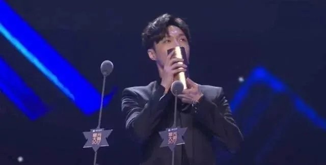 如何看待张艺兴跪下亲吻舞台？