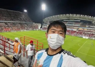 中国小伙骑行2000公里到达卡塔尔