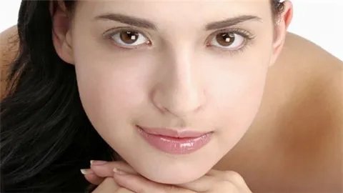 满脸雀斑怎么办