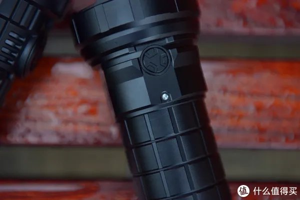 穿盔甲，入疆场，所向披靡。脱战袍，还本色，玉树临风。