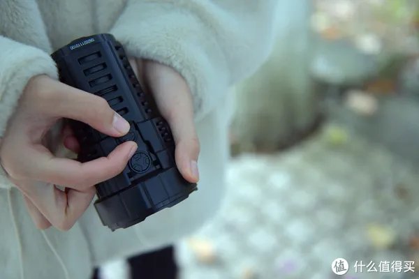 穿盔甲，入疆场，所向披靡。脱战袍，还本色，玉树临风。