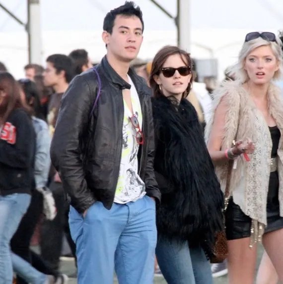 威尔亚当沃茨现身柯契拉音乐节 携女友艾玛沃特森大秀恩爱