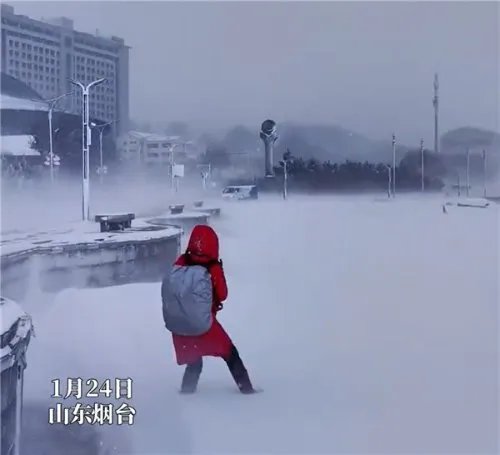 烟台的大雪有流浪地球即视感：狂风呼啸 地上冒白烟