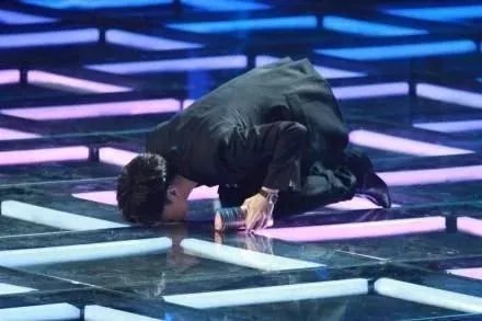 如何看待张艺兴跪下亲吻舞台？