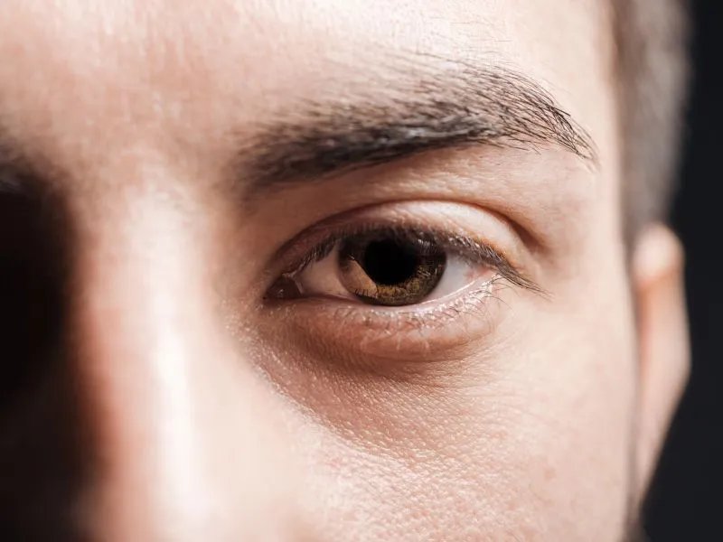 新生儿睡觉翻白眼的原因