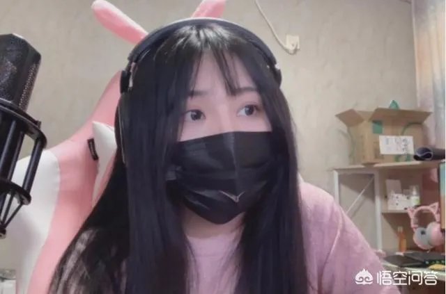 小团团露脸直播,两年前和两年后,对比照片不像同一个人,你有何看法?