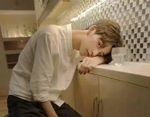 “我只会吹头”小哥火速走红，理发店小哥的正确打开方式应该是什么样子？