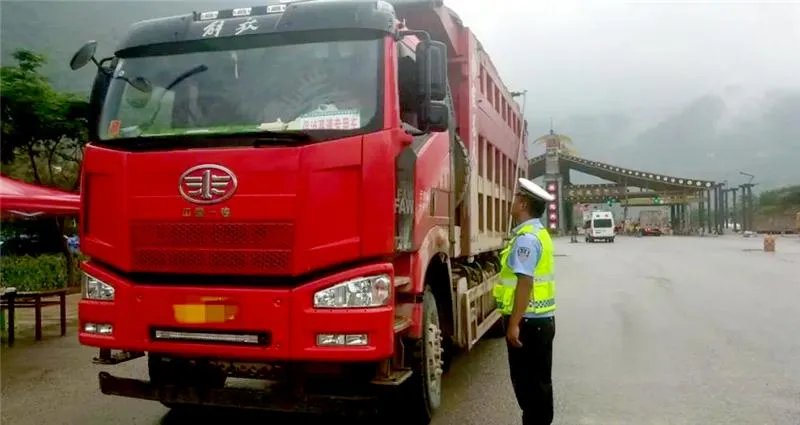 晋中灵石发生重大车祸，现场情况如何？