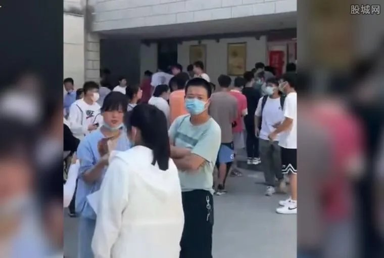 高考成绩陆续公布毛坦厂已排起长队 画面让人心酸