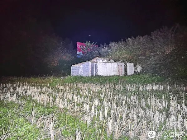 穿盔甲，入疆场，所向披靡。脱战袍，还本色，玉树临风。