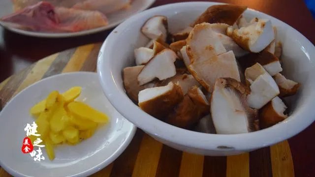 怎么做香菇木耳炒鸡肉?