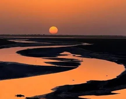 大漠孤烟直，长河落日圆。什么意思？