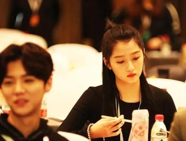 鹿晗关晓彤公布恋情后首次同框，他们的表现如何？