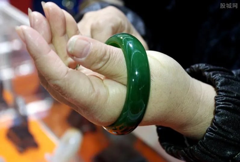 如何鉴别注胶翡翠 常用的鉴别方式有这些