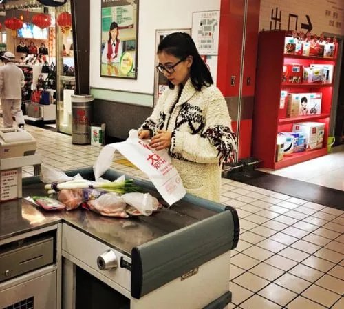 高圆圆超市买菜照片曝光 网友感叹：贤惠得不像话