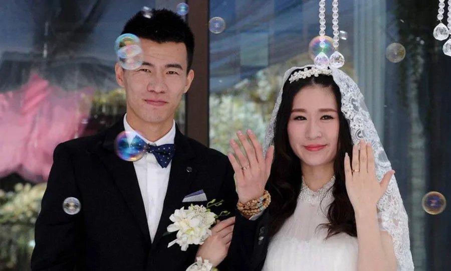 于汉超的老婆邱笑寒干什么的 盘点中国国脚太太团都是干什么的